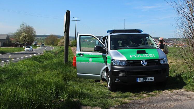 Weithin sichtbar postierte sich die Polizei bei Schirnsdorf. Foto: Andreas Dorsch