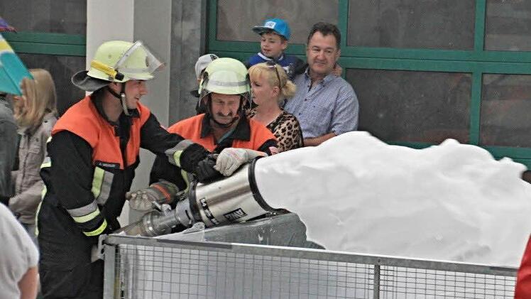 Den Einsatz von Löschschaum demonstrierte die Feuerwehr Untermerzbach. Damit kann man zum Beispiel einen unzugänglichen Kellerraum füllen, um Flammen zu ersticken.  Fotos: Helmut Will