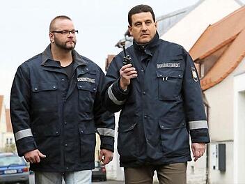 Marco Ulbrich (links) und Klaus Steger auf Streifendienst: Die beiden Bürger haben sich freiwillig für die Sicherheitswacht gemeldet. Insgesamt 20 Stellen hat die Polizei zur Verfügung.  Foto: Barbara Herbst