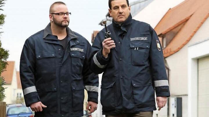 Marco Ulbrich (links) und Klaus Steger auf Streifendienst: Die beiden Bürger haben sich freiwillig für die Sicherheitswacht gemeldet. Insgesamt 20 Stellen hat die Polizei zur Verfügung.  Foto: Barbara Herbst