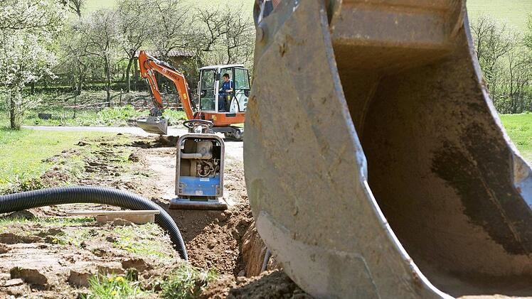 In Feulersdorf rücken bald die Bagger an, die Kanalbauarbeiten dort werden etwa 400 000 Euro verschlingen.  Symbolfoto: Arkadius Guzy