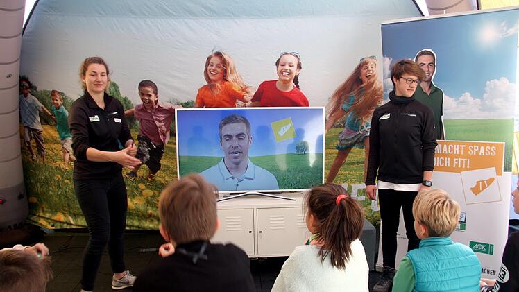 Mit einer Videobotschaft wandte sich Philipp Lahm an die Kinder.   Foto: Richard Sänger