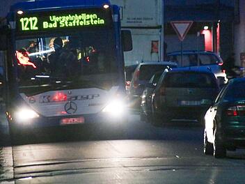 Eng geht es in der St.-Veit-Straße vor allem morgens und mittags zu, wenn die Schulbusse fahren. Die Situation wird verschärft durch parkende  Autos und durch die Fahrzeuge von Eltern, die nur kurz halten, um Kinder aus- oder einsteigen zu lassen.Matthias Einwag