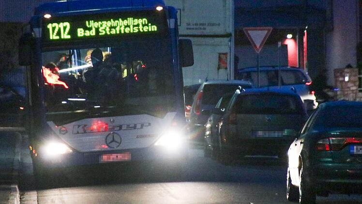 Eng geht es in der St.-Veit-Straße vor allem morgens und mittags zu, wenn die Schulbusse fahren. Die Situation wird verschärft durch parkende  Autos und durch die Fahrzeuge von Eltern, die nur kurz halten, um Kinder aus- oder einsteigen zu lassen.Matthias Einwag