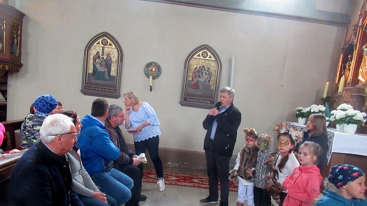Am Samstag fand die Einweihung der Außenanlage des Kindergartens St. Josef statt. In der dicht gefüllten Pfarrkirche begeisterten die Kinder mit einem vollen Programm und bekamen reichlich Beifall. Pfarrer Diter Glaeser nahm dann die kirchliche Segnung vor. Foto: Horst Habermann
