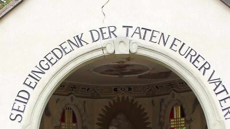 Die Kapelle auf dem "Heldenfriedhof" in Höchstadt wartet schon länger auf eine Sanierung. Im Zuge einer Instandsetzung sollte  die Stadt über eine neue Erinnerungskultur für die Opfer der Kriege   nachdenken. Foto: Christian Bauriedel