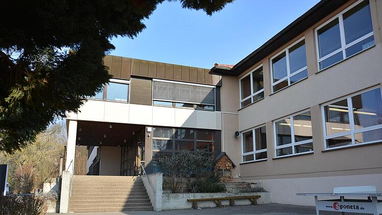 Die Grund- und Mittelschule Bad Bocklet soll abgerissen und neu gebaut werden.  Foto: Björn Hein/Archiv