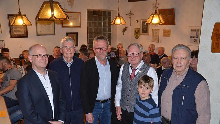 Der scheidende Vorsitzende Klaus-Peter Gäbelein (mit Enkel Jonas) mit dem neuen Vorstand (von links): Stephan Wirth, Ulrich Neuner, Erster Vorsitzender Herbert Dummer und rechts Günter Ohr