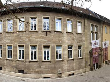 Das frühere königliche Gymnasium am Stenayer Platz dient schon Jahrzehnte nicht mehr als Schule. Im linken Teil sind einige Abteilungen der Stadtverwaltung und die Stadtbücherei untergebracht, rechts neben dem Eingang die Aula.  Dieter Britz