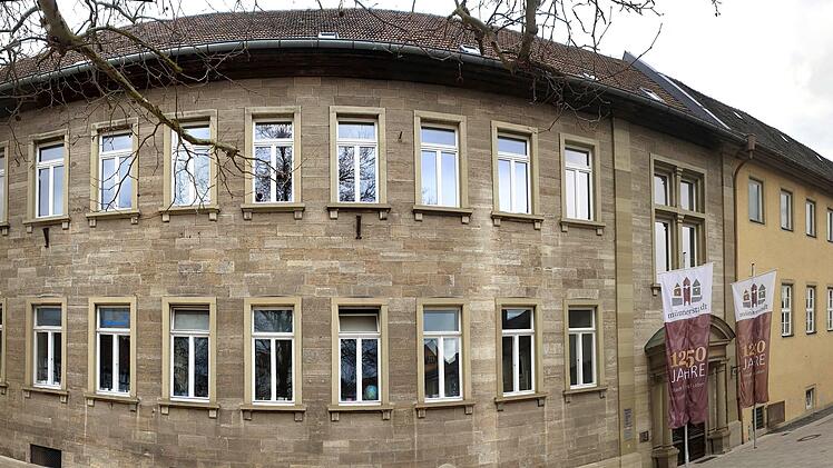 Das frühere königliche Gymnasium am Stenayer Platz dient schon Jahrzehnte nicht mehr als Schule. Im linken Teil sind einige Abteilungen der Stadtverwaltung und die Stadtbücherei untergebracht, rechts neben dem Eingang die Aula.  Dieter Britz