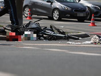E-Bike v&ouml;llig zerst&ouml;rt: Radfahrerin nach Kollision mit Lastwagen verletzt