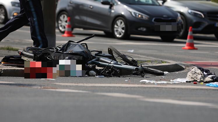 E-Bike v&ouml;llig zerst&ouml;rt: Radfahrerin nach Kollision mit Lastwagen verletzt