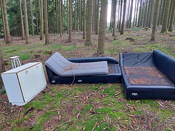Couch, Kommode und Sitzhocker in Waldstück in Naila gefunden
