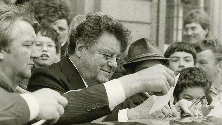 Franz Josef Strauß gibt bei einem Besuch in Kloster Banz Autogramme. Auch dieses Bild befindet sich im Münchner Archiv. Foto: Rudolf Mader