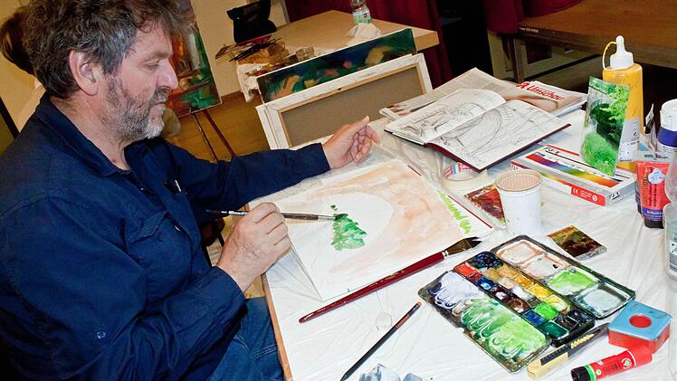 Klemens Wuttke arbeitet an einem Aquarell