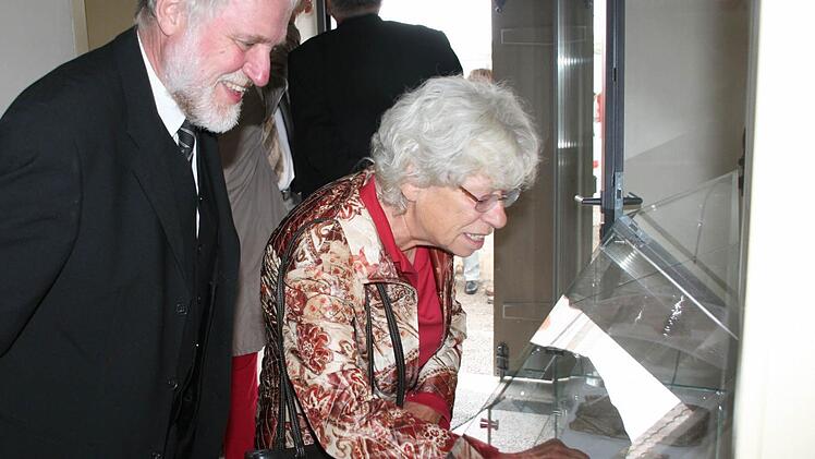 Reinhard Hüßner zeigt Gisela Bamberg einige der Stücke, die bei den Sanierungsarbeiten in Haus und den Grabungsarbeiten im Hof gefunden wurden.