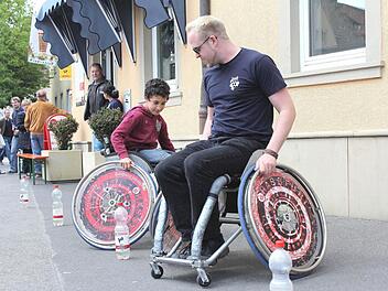 Johannes Vogl aus Edelbrunn (rechts) zeigte den Besuchern beim Frühlingsfest in Haßfurt wie es ist, mit einem Rollstuhl durch einen Hindernisparcours zu fahren. Auch der achtjährige Yasar aus Haßfurt wollte es ausprobieren. Fotos: Ralf Naumann
