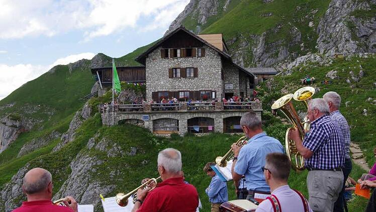 Die Bergmusikanten Waldfenster bei den Jubiläumsfeierlichkeiten vor der Kissinger Hütte.