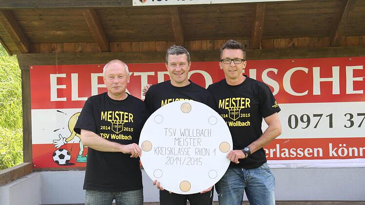 Meisterscheiben: Dieter Wolf, Thorsten Ziegler und Steffen Schmitt (von links) mit der selbst angefertigten Titeltrophäe.