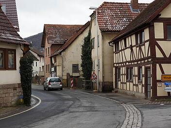 Haus und Scheune (Bildmitte) bleiben in privater Hand. Foto: Arkadius Guzy
