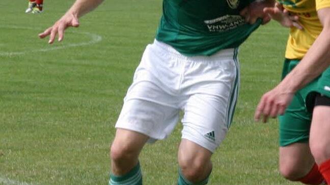 Jens Köhler (l.) setzt sich im Zweikampf gegen den Gästespieler Häßler, den Schützen zum 0:1, durch
