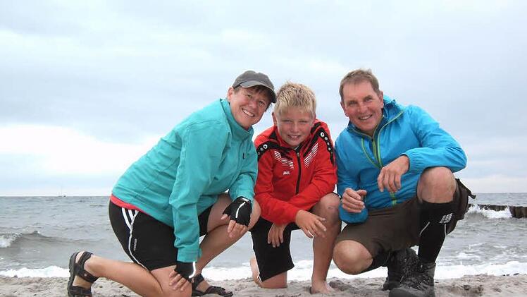 Stolz erreicht die Familie nach 14 Tagen die Ostsee.