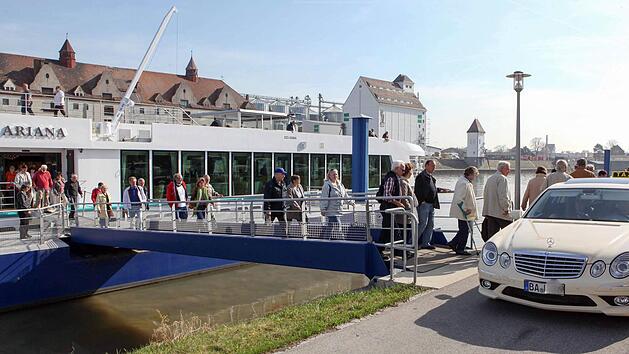 Flusskreuzfahrer verlassen im Bamberger Hafen das Schiff. Foto: RiegerPress