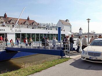 Flusskreuzfahrer verlassen im Bamberger Hafen das Schiff. Foto: RiegerPress