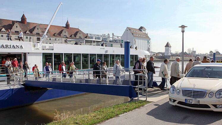 Flusskreuzfahrer verlassen im Bamberger Hafen das Schiff. Foto: RiegerPress