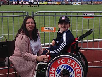 Maximilian Fechter mit seiner Mutter Raphaela an der Seitenlinie. Foto: Hagen Lehmann/Timo Geldner/Christopher Böger