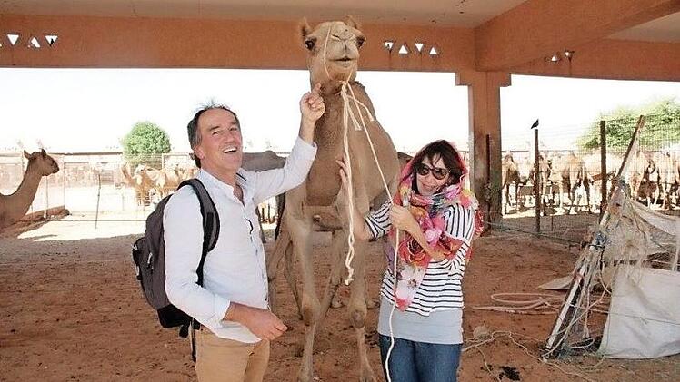 Ramming auf dem Kamelmarkt in Abu Dhabi mit seiner Lebenspartnerin Corrina Löwe