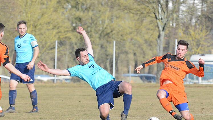 Sandro Cazzella von der SG Oerlenbach/Ebenhausen geht genauso mit vollem Risiko in den Ball wie   Kilian Merkart von der DJK Schondra. Mehr gelohnt hat sich das für die SG, die mit 4:0 in Schondra gewinnt.ssp