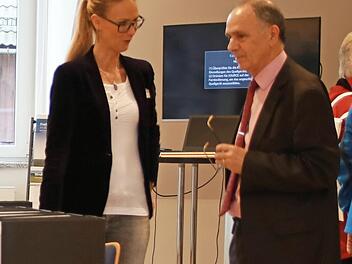In Marktleugast ließ sich auch Bürgermeister Franz Uome (rechts) von Ina-Isabelle Haffke, der Referentin des Netzbetreibers Tennet, auf dem Laufenden halten.  Foto: Klaus Klaschka