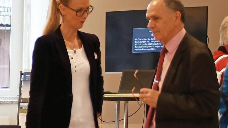 In Marktleugast ließ sich auch Bürgermeister Franz Uome (rechts) von Ina-Isabelle Haffke, der Referentin des Netzbetreibers Tennet, auf dem Laufenden halten.  Foto: Klaus Klaschka