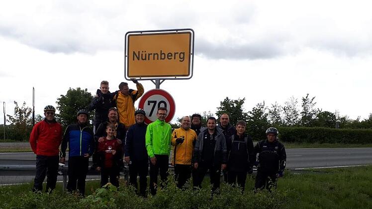 Endlich angekommen! Bei regnerischem Wetter freut sich Truppe das Orrstschild von Nürnberg zu passieren.