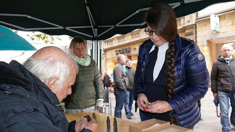 Experte Siegfried Beil begutachtet chinesische Wächter-Figuren von Susanne Stäblein aus Münnerstadt.             Foto: Marion Krüger-Hundrup