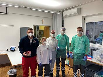 BRK Erlangen-Höchstadt: Ehrenamtliche testen an Weihnachten über 840 Menschen