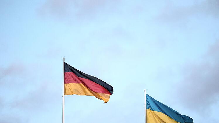 Deutsche und ukrainische Flagge