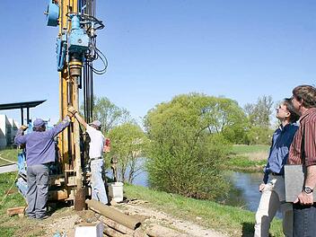 Vom Wasserwirtschaftsamt Kronach machten sich Wolfgang Slotta und Matthias Trau, der Leiter der Planungs- und Bauabteilung (von rechts), ein Bild von den Arbeiten am Michelauer Maindamm. Foto: Ramona Popp
