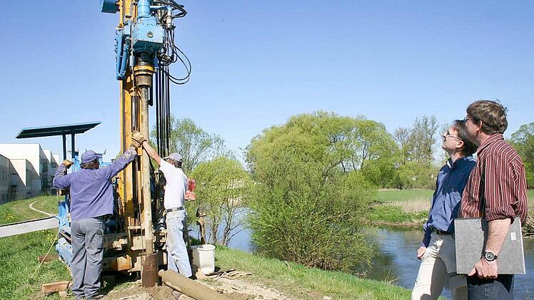 Vom Wasserwirtschaftsamt Kronach machten sich Wolfgang Slotta und Matthias Trau, der Leiter der Planungs- und Bauabteilung (von rechts), ein Bild von den Arbeiten am Michelauer Maindamm. Foto: Ramona Popp
