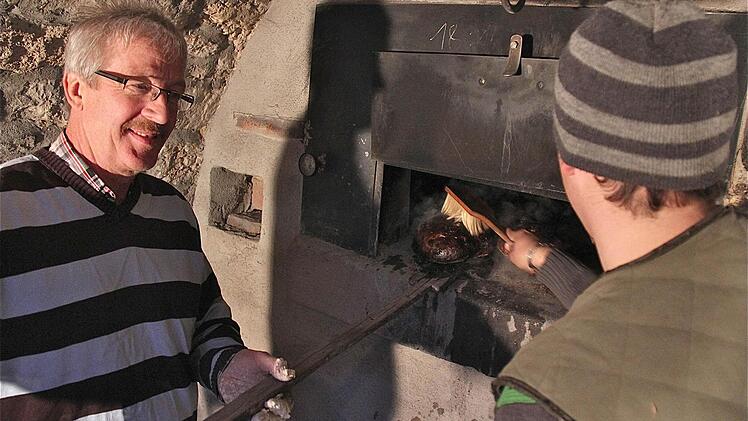 Ortsbeauftragter Karl-Heinz Glück (links) und dessen Sohn Johannes sorgen für das nassgelaibte Sauerteigbrot.
