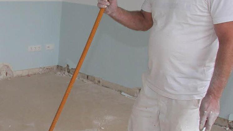 Alfred Hofmann schwingt im Hortbereich den Besen: Die Räumlichkeiten sind schon fast fertig.