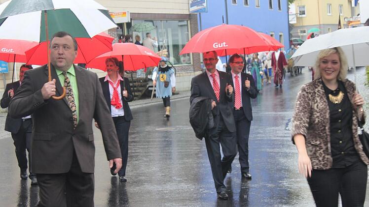 Gemeinderäte und Sparkassen-Vertreter nahmen am Umzug teil