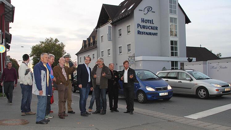 Beim Ortstermin an der Schauer-Kreuzung diskutiert die WGK mit Anliegern und interessierten Bürgern. Foto: Stephan Tiroch