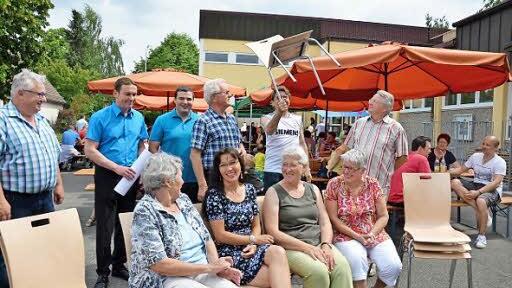 Über die Stühle freuen sich (vorn v. l.) Mechthild Kolb, Susanne Potzner, Bürgermeisterin Rose Stark, Roswitha Grodd. Hinten stehen Zweiter Bürgermeister Walther Metzner, Christian Hopfengärtner, Andreas Hack, Otto Stenglein, Franz Stein und Karl-Ludwig Grodd. Foto: W. Roppelt
