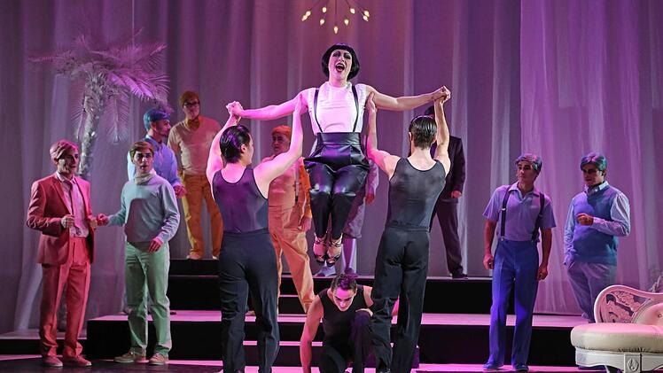 Szene aus "Ball im Savoy" am Landestheater CoburgFoto: Henning Rosenbusch