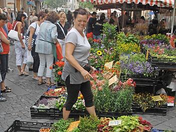 Das Archivbild zeigt Carmen Dechant und ihren farbenfrohen Stand am Grünen Markt, der nun der Vergangenheit angehört. Foto: Ronald Rinklef