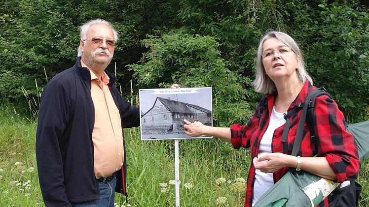 Die Geschwister Ute und Rolf Müller fanden die Stelle, wo das Haus ihres Großvaters gestanden hatte.  Foto: Stephanie Elm
