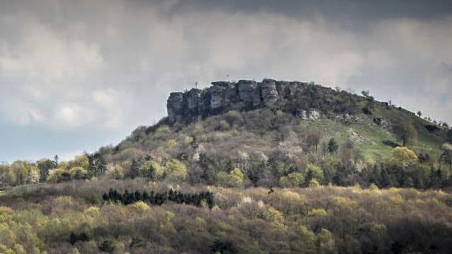 Auf dem Staffelberg mit seiner markanten Felsformation ist die Handlung des neuesten Buchs von Helmut Vorndran angesiedelt. Foto: Matthias Einwag