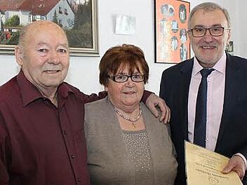 Die Goldhochzeiter Gisela und Robert Grimm mit Gratulant Bürgermeister Helmut Krämer Foto: Carmen Schwind